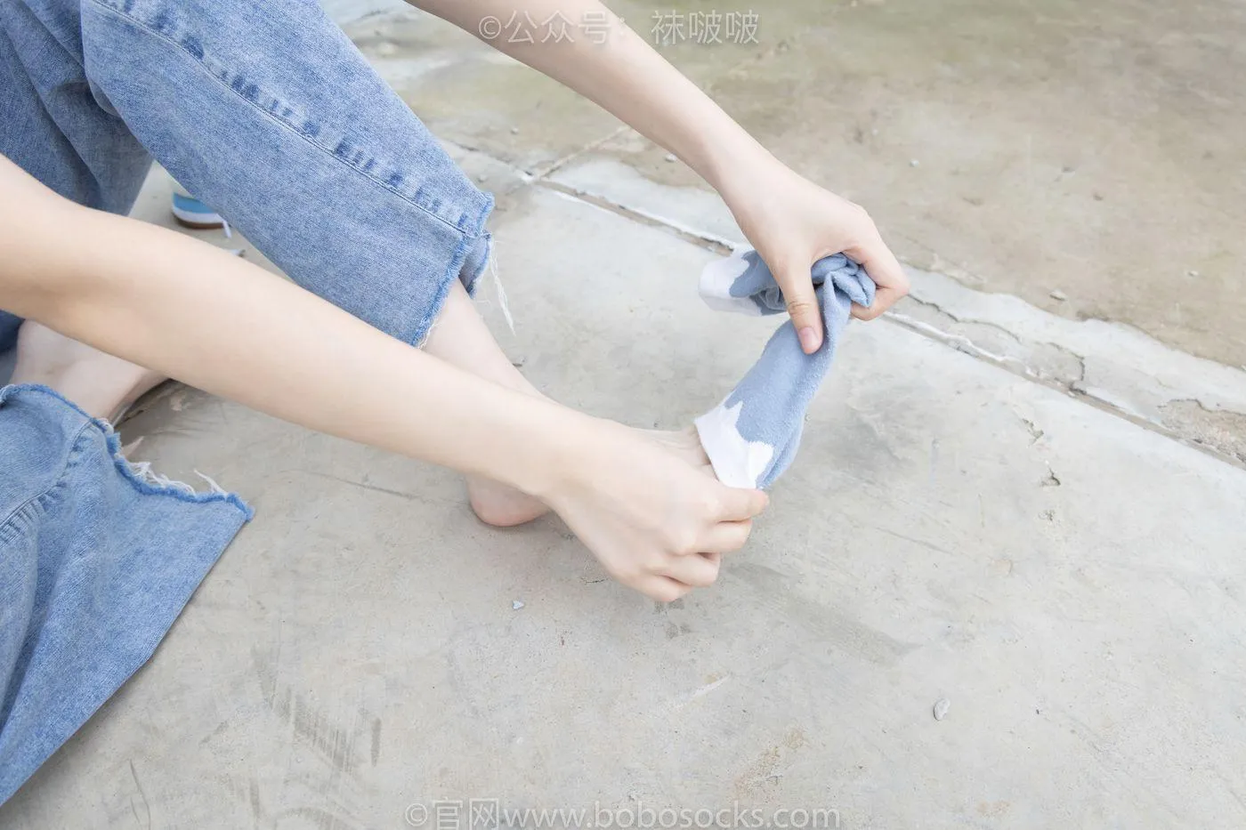 [BoBoSocks袜啵啵]NO.020 熊熊-NB运动鞋、蓝色短棉袜（踩脏）、裸足 [150P]插图4